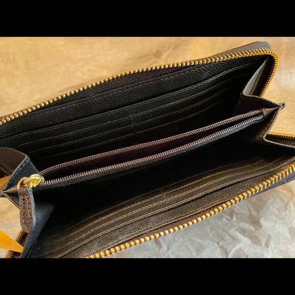 SOLD NOT AVAILABLE New Coach zip wallet. Authentic - Picture 4 of 5